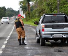 PM completa um mês de Verão Paraná com redução de 91,6% nos roubos e mais de 34 mil pulseirinhas de identificação entregues, no Litoral 
