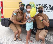 Iniciativa de dupla de policiais militares atrai crianças em posto da PM no litoral 
