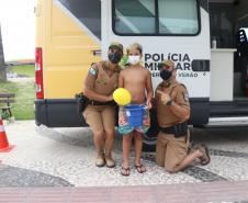 Iniciativa de dupla de policiais militares atrai crianças em posto da PM no litoral 