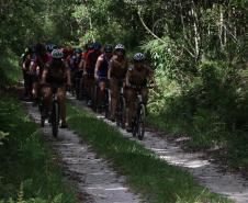 Mais de 200 ciclistas de todo Paraná participam junto com a PM de desafio de 27 quilômetros, no litoral
