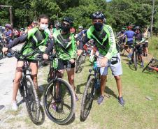 Mais de 200 ciclistas de todo Paraná participam junto com a PM de desafio de 27 quilômetros, no litoral