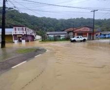 Polícia Militar ajuda população de Guaraqueçaba a se recuperar dos alagamentos
