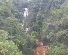 Bombeiros e BPMOA resgatam vítima de afogamento no Salto dos Macacos, em Morretes