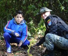 O plantio na Grande Reserva Mata Atlântica, não poderia ser mais simbólica