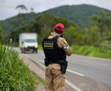 Polícia Militar do Paraná registra quase 6 mil autos de infração de trânsito no feriado; confira o balanço da Operação Páscoa e Tiradentes