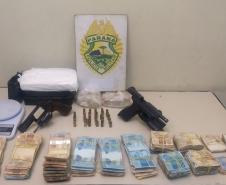 PM prende casal com quase cinco quilos de drogas, armas e mais de R$ 100 mil reais nos Campos Gerais

