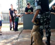 Crianças fazem visita a Batalhão da PM em Cascavel (PR), Oeste do estado