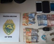 Trio é abordado e veículo recuperado pela PM em Guarapuava (PR); unidades de ecstasy são apreendidas
