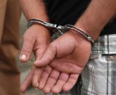 Homem é encaminhado à delegacia pela Polícia Militar após se envolver em acidente com carro supostamente furtado