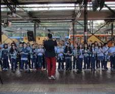 Curitiba, 11 de maio de 2018. 11-05-2018 Entrega de rosas em homenagem ao Dia das Mães