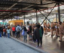 Curitiba, 11 de maio de 2018. 11-05-2018 Entrega de rosas em homenagem ao Dia das Mães