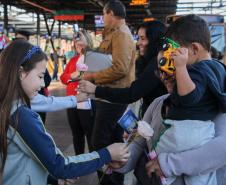 Curitiba, 11 de maio de 2018. 11-05-2018 Entrega de rosas em homenagem ao Dia das Mães