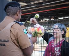 Curitiba, 11 de maio de 2018. 11-05-2018 Entrega de rosas em homenagem ao Dia das Mães