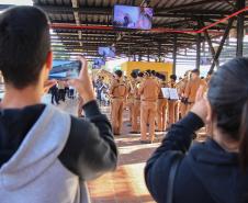 Curitiba, 11 de maio de 2018. 11-05-2018 Entrega de rosas em homenagem ao Dia das Mães