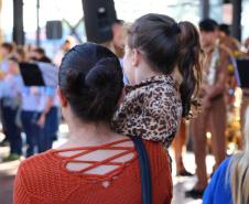 Curitiba, 11 de maio de 2018. 11-05-2018 Entrega de rosas em homenagem ao Dia das Mães