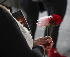 Curitiba, 11 de maio de 2018. 11-05-2018 Entrega de rosas em homenagem ao Dia das Mães