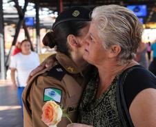 Curitiba, 11 de maio de 2018. 11-05-2018 Entrega de rosas em homenagem ao Dia das Mães
