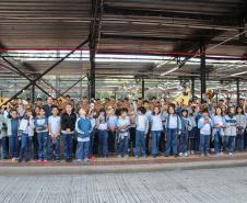 Curitiba, 11 de maio de 2018. 11-05-2018 Entrega de rosas em homenagem ao Dia das Mães