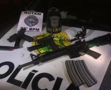 Quarteto armado com fuzil e pistolas é surpreendido por viatura da PM em Colombo (PR)