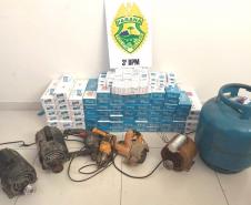 PM apreende espingarda modificada, 80 pacotes de cigarros contrabandeados e outros objetos no Sudoeste do estado; três são presos