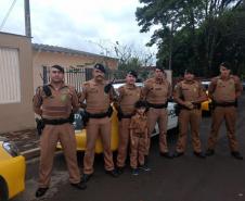 Policiais militares fazem a alegria de garoto aniversariante em Londrina (PR), no Norte do estado