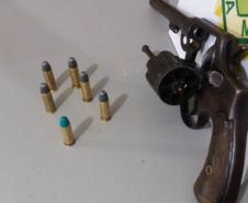 Ações da PM em Cascavel e região resultam em duas armas e mais de 10 quilos de maconha apreendidos