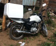 PM prende dois homens, recupera motocicleta e apreende carro com mais de R$ 13 mil em débitos no Sudeste do estado