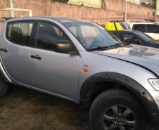 PM prende dois homens, recupera motocicleta e apreende carro com mais de R$ 13 mil em débitos no Sudeste do estado