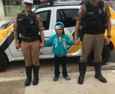 Garoto que sofreu acidente de trânsito recebe visita surpresa de policiais militares de Ponta Grossa (PR)