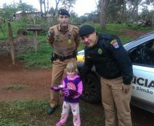 Menina de quatro anos ganha presente de policiais militares do Centro-Sul do Paraná
