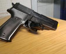 Homem embriagado agride mulher e acaba preso por porte irregular de arma de fogo em Campo Mourão (PR)