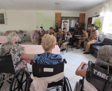 Batalhão da PM faz visita a idosos do Lar São Vicente de Paulo em Apucarana (PR)