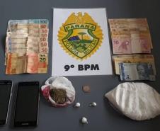 Equipes da PM flagram homem com drogas que possuía um mandado de prisão em Pontal do Paraná