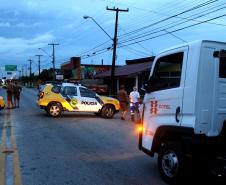 PM age rápido e recupera caminhão Furtado que fugiu e bateu em poste, em Matinhos 