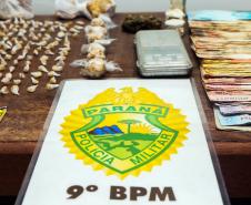 Mais de 400 pedras de crack e mais de R$ 2,2 mil são apreendidos pela PM e dois são presos 