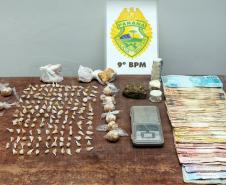 Mais de 400 pedras de crack e mais de R$ 2,2 mil são apreendidos pela PM e dois são presos 