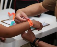 Matinhos, 25 de dezembro de 2018. Operação Verão Paraná 2018/2019 - Entrega de Pulseirinhas na Orla