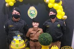 Menina de 10 anos recebe visita de policiais militares no dia do aniversário em Cianorte (PR)