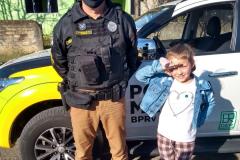 Policiais militares rodoviários visitam família e interagem com crianças em São Mateus do Sul (PR)