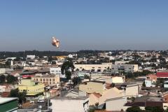 Polícia Militar apreende balão que caiu no bairro Boqueirão, em Curitiba, na manhã deste domingo