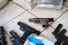 Em Realeza (PR), policiais militares atuantes na fronteira apreendem mais de 60 quilos de maconha e recolhem sete armas de fogo ilegais, em ônibus de viagem
