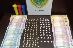 Na RMC, PM prende dois homens e apreende uma arma de fogo e mais de 120 porções de drogas