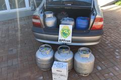 Policiais da fronteira apreendem carro carregado com produtos contrabandeados e cumprem um Mandado Judicial no Oeste do estado