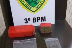 No Sudoeste do Paraná, PM encaminha quatro pessoas, três delas por tráfico de drogas, e apreende arma de fogo e maconha, em situações separadas