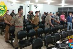 Policiais militares que auxiliaram no resgate de vítimas de embarcação que virou no Rio Ivaí são homenageados