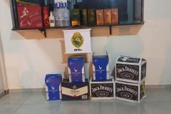 Em ações separadas, Polícia Rodoviária apreende mais de 90 litros de bebida contrabandeada e encaminha suspeito por tráfico, no interior do estado