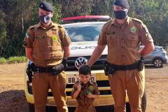 Policiais militares participam de aniversário de fã da PM entregam fardinha de presente no Sudoeste do estado