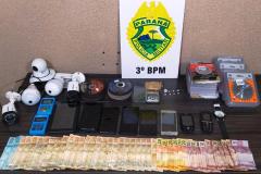 Em ocorrências distintas durante o feriado, PM prende seis pessoas por diversos crimes, apreende arma de fogo e drogas, na cidade de Palmas (PR)