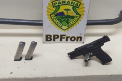 BPFron apreende arma de fogo, carregadores e 120 garrafas de bebidas em situações distintas no interior do estado