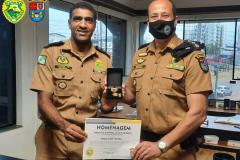 Comandante do 3º Batalhão da PM entrega medalha da unidade para Comandante Regional em Cascavel (PR)